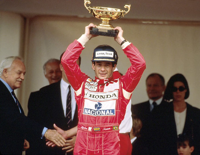 Ayrton Senna recebendo a premiação pelo 1º lugar no Grande Prêmio de Mônaco de 1992.|7|