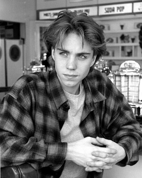 Jonathan Brandis com uma camisa de flanela estilo grunge e cabelo com franja lateral em 1993.|4|