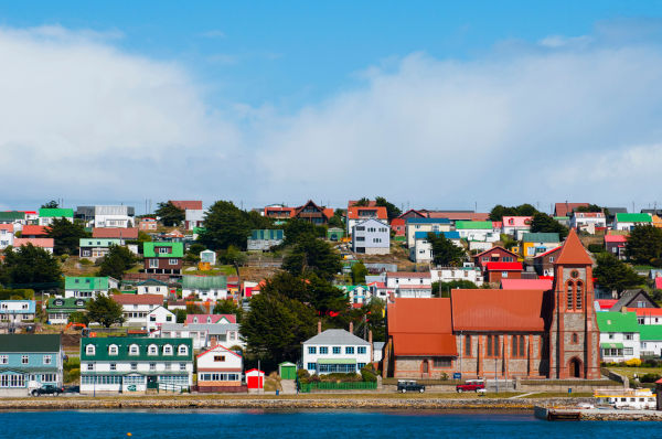 Vista para área residencial de Stanley, cidade nas Ilhas Malvinas.