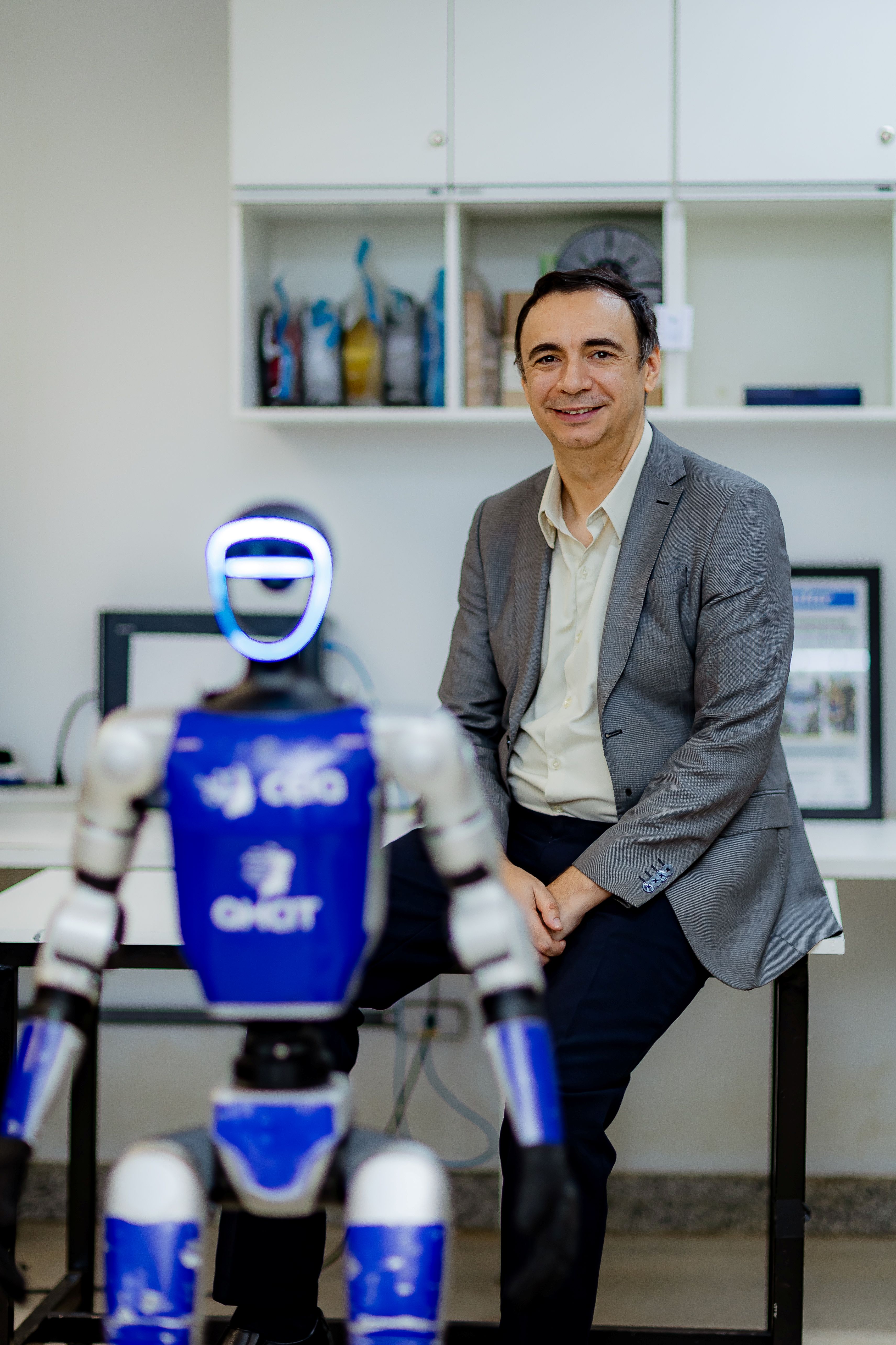 Professor Anderson Soares e rob&ocirc;
