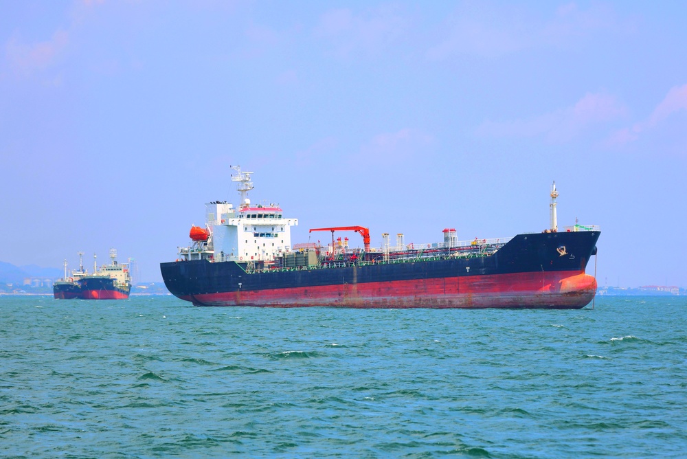 Navio cargueiro de passagem pelo Estreito de Ormuz, principal ponto de tensões no Golfo Pérsico..
