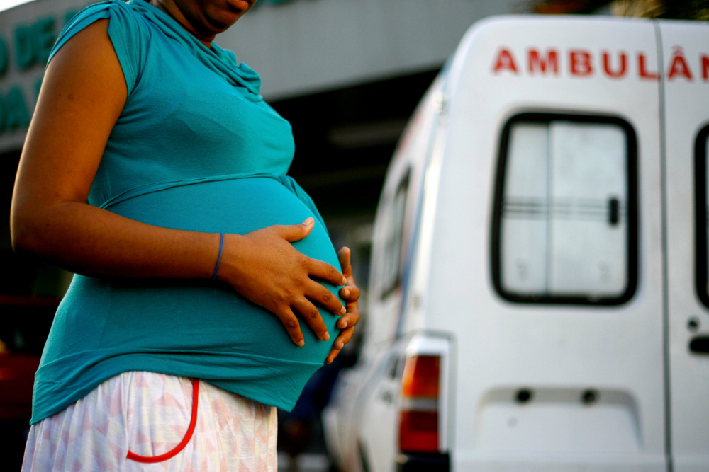 Mulher grávida (gestante) fazendo alusão ao pré-natal, importante para evitar a mortalidade infantil no Brasil.