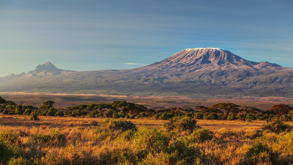 Paisagem natural com vista para a maior montanha do continente africano, o Monte Kilimanjaro.