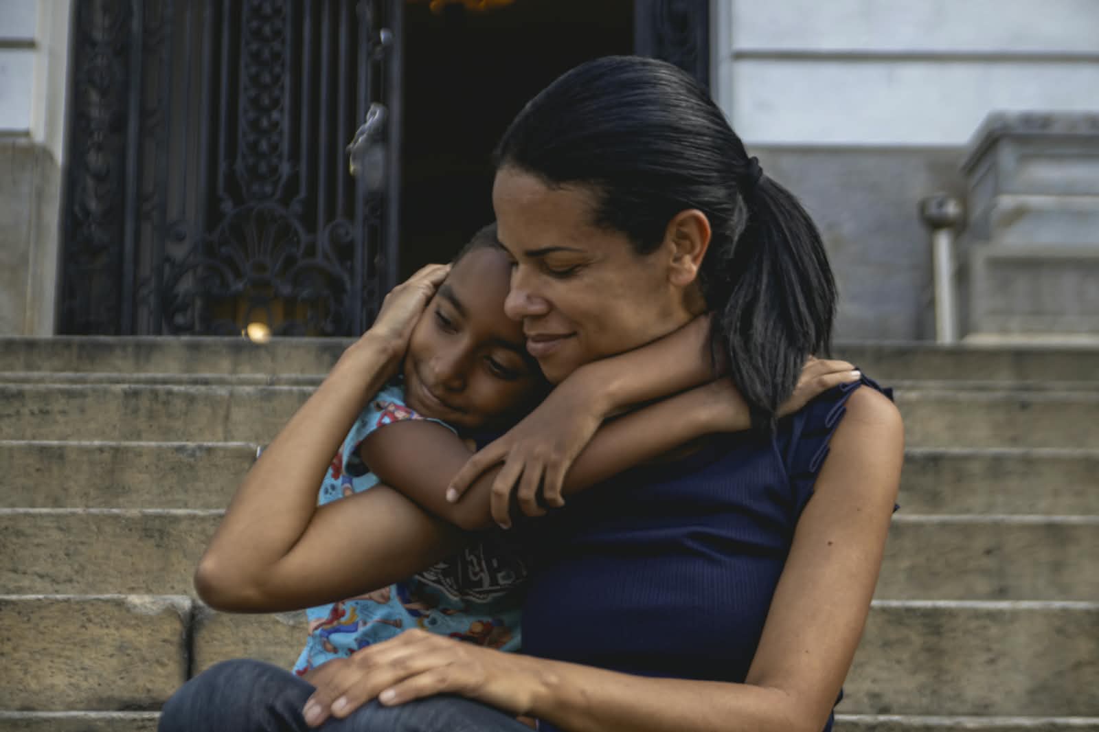 Alvinho e sua m&atilde;e abra&ccedil;ados