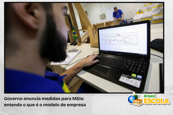 Homem trabalhando em computador