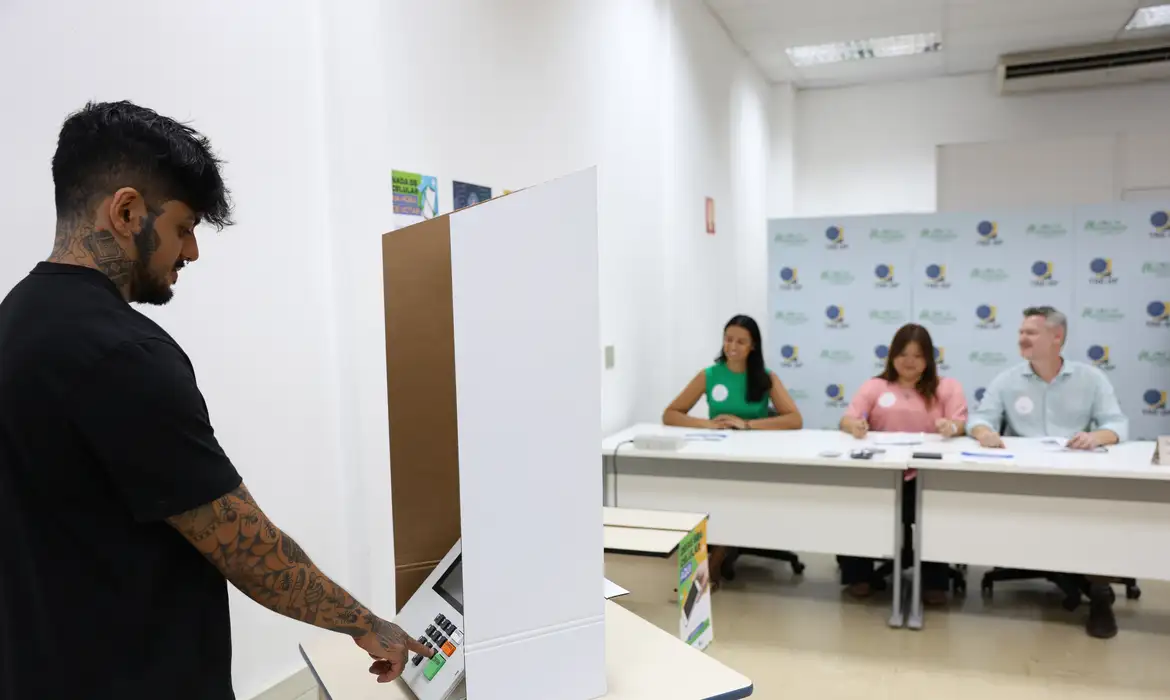Homem votando em urna eletr&ocirc;nica