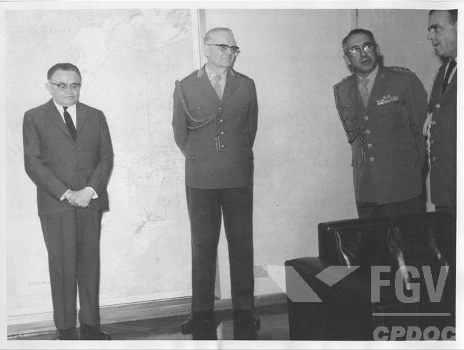 Na imagem estão Humberto Castello Branco (1964-67) e Ernesto Geisel (1974-79), dois presidentes militares durante o período da ditadura.*