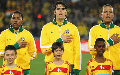 Jogadores da Seleção Brasileira de Futebol cantando o Hino Nacional.
