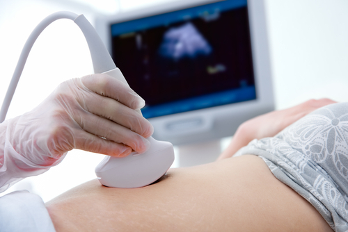 A ultrassonografia é fundamental para o diagnóstico de gravidez ectópica, pois verifica a ausência de uma gravidez intrauterina