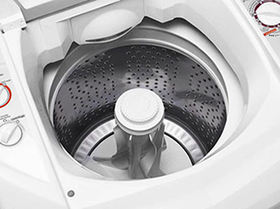 Na máquina de lavar, a roupa encosta na lateral do cilindro e uma força de contato a mantém em movimento circular
