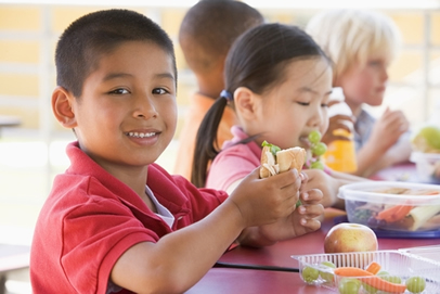 A escola tem um papel muito importante na formação de hábitos alimentares das crianças