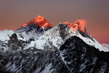 Imagem do Monte Everest durante o pôr do sol