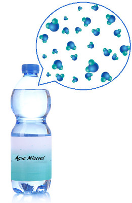 O vapor de água presente na parte que parece estar vazia dentro da garrafa fechada exerce uma pressão sobre a superfície do líquido