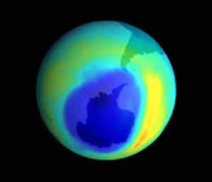A camada de ozônio é o “protetor solar” natural da Terra. Observe a coloração azulada do buraco localizado sobre a Antártida, no polo sul