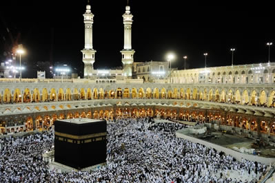 Caaba na cidade de Meca – centro de peregrinação religiosa muçulmana.*
