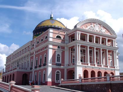 Teatro Amazonas, um dos símbolos da riqueza adquirida com a extração da borracha na Amazônia