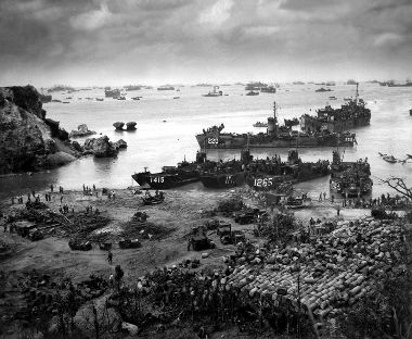 Navios americanos desembarcando tropas nas praias de Okinawa