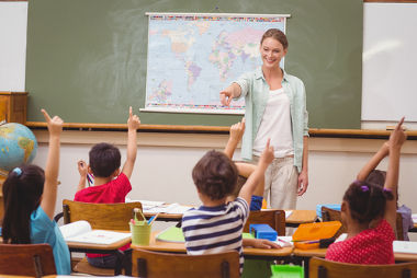 Lição De Geografia. Na Sala De Aula, O Professor Mostra Algo No