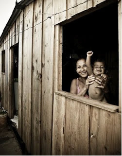 Existe uma solução barata e simples para acabar com o frio em casa de madeira e melhorar a saúde das crianças