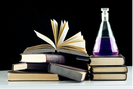 O livro didático de Química sofreu uma evolução em sua estrutura ao longo do tempo