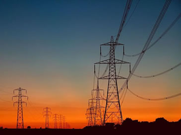 Rede de transmissão que leva energia elétrica das usinas até os centros urbanos.