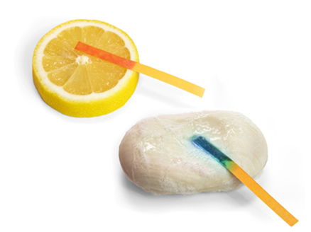 Indicador papel de tornassol vermelho em meio ácido (limão) e azul em sabonete (meio básico)