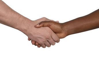O aperto de mão como sinal de paz entre as raças e gerações