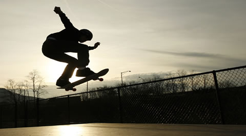 O skate é formado por shape, trucks, rodas, rolamentos, parafusos e griptape.