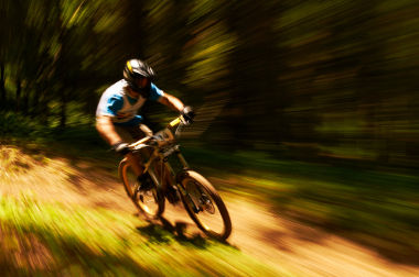 Ciclista em movimento A Cinemática estuda o movimento de um corpo sem se preocupar com suas causas