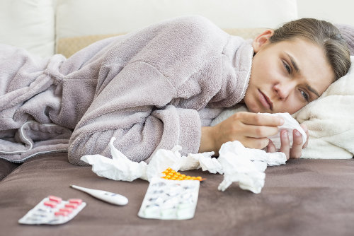 A gripe apresenta sintomas mais fortes que o resfriado e geralmente causa febre alta