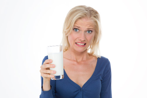 A intolerância à lactose provoca desconfortos abdominais após a ingestão de leite