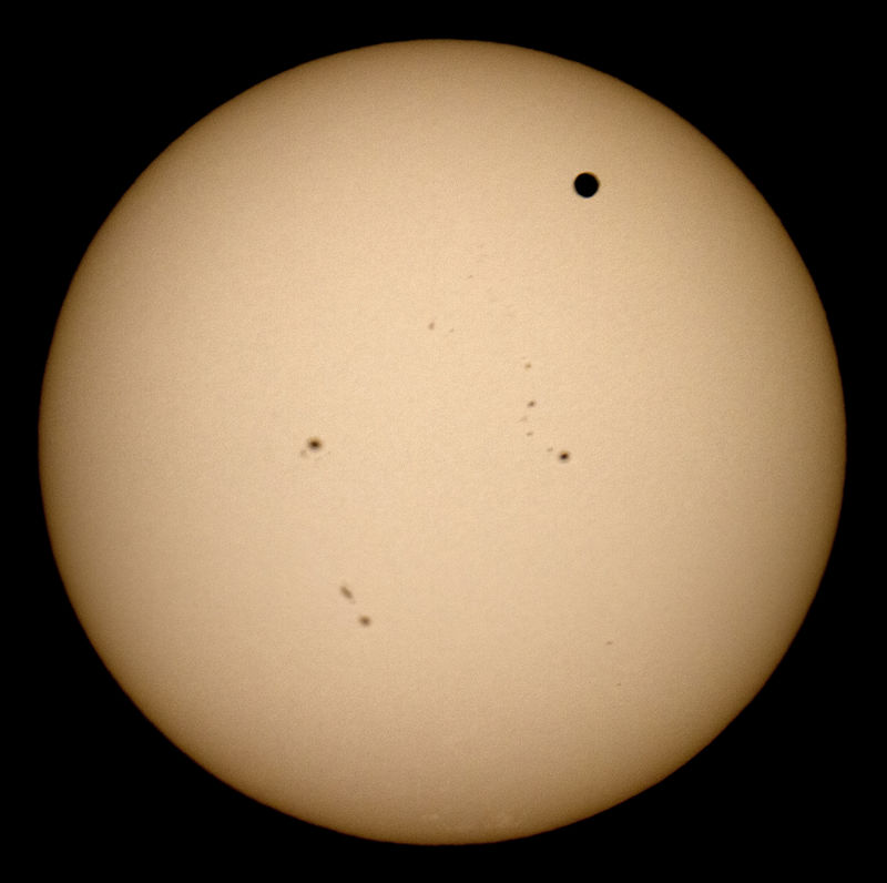 A pequena mancha na parte superior do Sol é o planeta Vênus