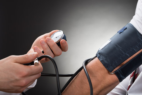 A pressão arterial refere-se à força que o sangue faz na parede das artérias