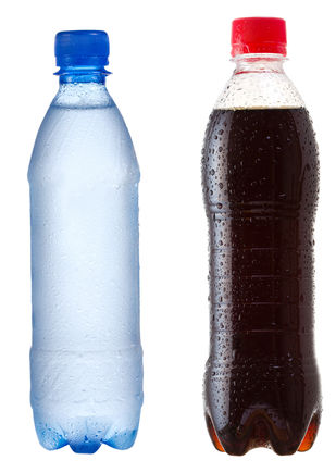 A pressão de vapor na garrafa com refrigerante é menor do que na garrafa de água destilada