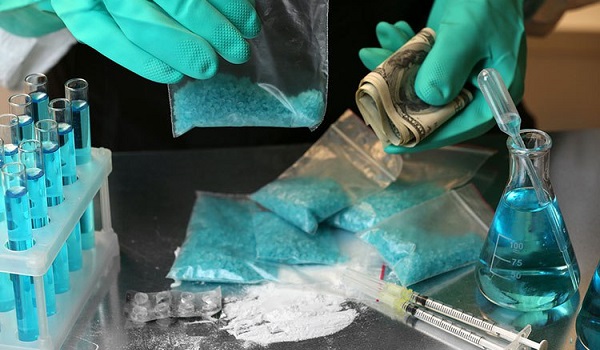 A produção de metanfetamina é realizada em laboratórios clandestinos