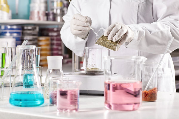 A realização de reações químicas é comum para se determinar a pureza dos reagentes