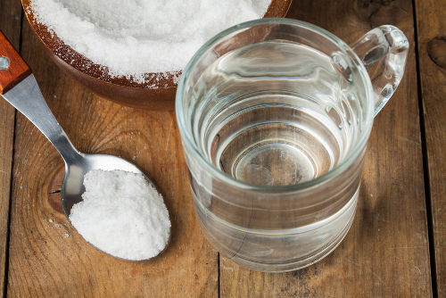 A solução formada por água e sal apresenta uma densidade diferente dos compostos utilizados nessa mistura
