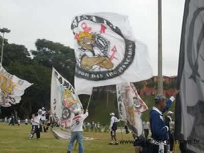 A torcida do Corinthians e a bandeira do time