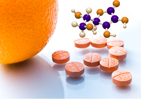 A vitamina C pode ser ingerida por meio de frutas frescas como a laranja ou por suplementos orais