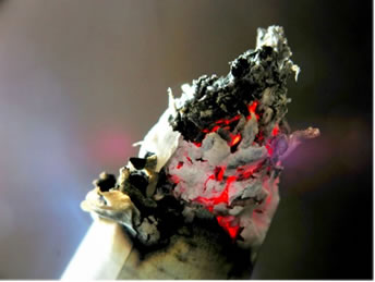 Na cinza dos cigarros está presente o óxido de potássio (K2O), que é um óxido básico.