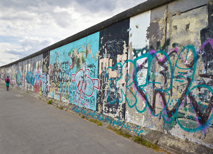 O Muro de Berlim foi construído a fim de evitar a migração em massa da população da Alemanha Oriental para a Alemanha Ocidental