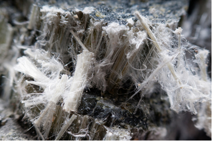 O amianto ou asbesto é um mineral. Na figura, é possível ver suas fibras, que causam câncer de pulmão e outras doenças em quem as absorve