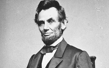 Abraham Lincoln foi o presidente americano que deu liberdade aos escravos nos EUA.