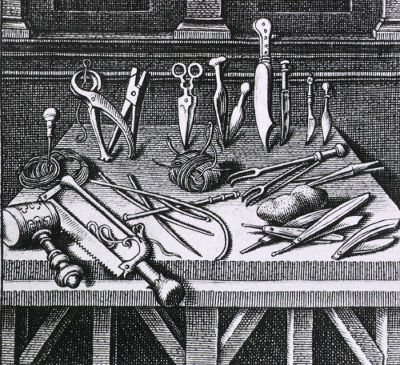Acima, exemplo de instrumentos cirúrgicos que eram usados nas primeiras cirurgias modernas