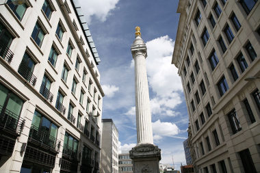 Acima, monumento construído em Londres na década de 1670 em lembrança ao incêndio de 1666