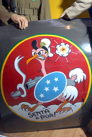 Acima, o símbolo (a avestruz) e o lema (“Senta a pua!”) da Força Aérea Brasileira na Segunda Guerra