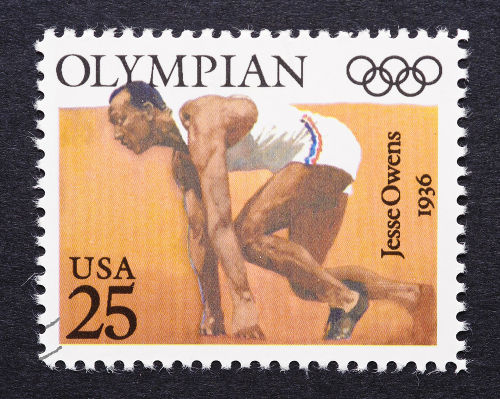 Acima, o velocista estadunidense Jesse Owens nas Olimpíadas de 1936, em Berlim.