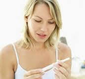 Mulher loira assustada olhando para um teste de gravidez