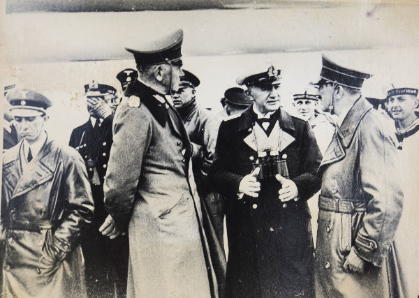 Ao centro (de sobretudo preto) está o Almirante Erich Raeder, que convenceu Hitler a invadir a Noruega *