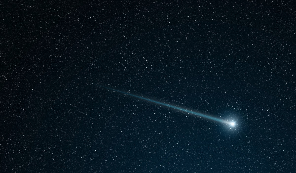 As estrelas cadentes incendeiam-se ao entrar em nossa atmosfera e deixam um rastro de luz no céu.